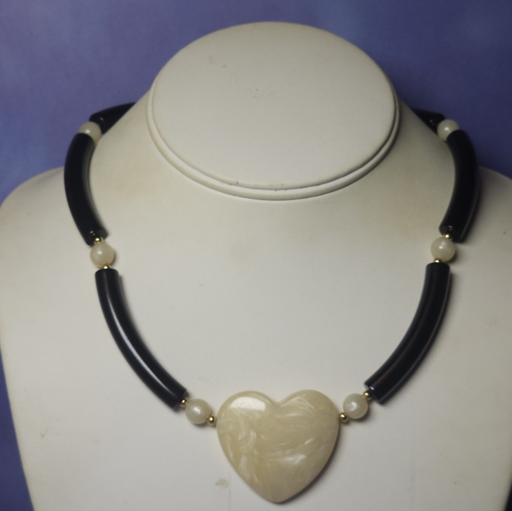 1988 Retro Vintage Avon Modern Heart Necklace